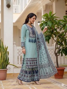 Ensemble Kurti et Palazzo Festif pour Femmes en Maslin |   Tenue ethnique avec impression numérique, travail miroir et dupatta à latkan - Product Image 2