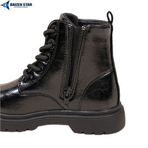 Bottes d'école en cuir verni noir synthétique de haute qualité, vente en gros d'usine, avec doublure intérieure douce et semelle en caoutchouc à forte adhérence - Product Image 4