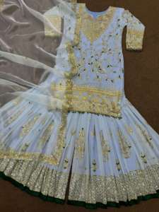 Ensemble Sharara élégant en Faux Georgette lourdement brodé avec Dupatta en Soie Organza, Tenue de Mariage Indienne et Pakistanaise, Paillettes, Perles et Dentelle - Product Image 6