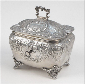 Sopera moderna de vidrio y plata con patas doradas y una cuchara a juego. Disponible a precios de mayorista. - Product Image 3