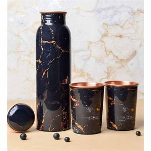 Ensemble de bouteilles en marbre noir et cuivre avec motif veine dorée, gourde et tasses réutilisables pour l'hydratation en voyage - Product Image 1