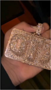 จี้เพชรโมอิสซาไนต์ทรงเหลี่ยมเจียระไนแบบไอซ์ คัต คุณภาพ VVS รับรองโดย GRA ตัวเรือนเงินแท้ S925 ชุบทอง ดีไซน์ฮิปฮอปสำหรับผู้ชาย รุ่น CONCEPTION Custom - Product Image 3