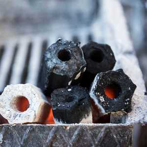 Carbón vegetal AVC, carbón de aserrín B para restaurantes, suministro para barbacoas, empaque de 15 kg en caja, económico. - Product Image 1