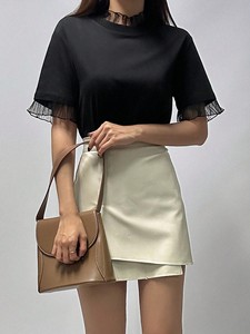 Chemisier décontracté noir uni en coton pour femme avec bordure à volants, logo personnalisé en strass étincelants, coupe régulière, col rond - Product Image 5