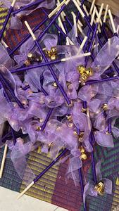 Bâtons de Dandiya violets faits à la main avec des clochettes dorées et un ruban en organza sont un accessoire de fête vibrant et coloré. - Product Image 2
