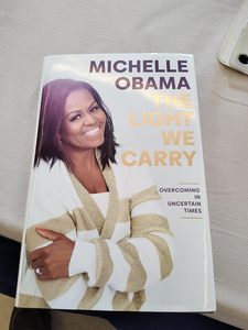 หนังสือปกอ่อน "Light We Carry" โดยมิเชล โอบามา หนังสือขายดีสำหรับผู้ใหญ่ - Product Image 2