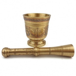 Juego de mortero y pilón de latón sólido y duradero para moler especias, hierbas, semillas y medicina natural. - Product Image 1