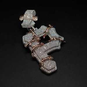 จี้เงินรูปตัวอักษรฮิปฮอปสุดหรู ประดับเพชรโมอิสซาไนต์ทรงบาแกตต์แบบกำหนดเอง - Product Image 1