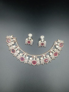 ชุดเครื่องประดับทองชุบเงินคลาสสิกจาก Amaira Jewels ประดับด้วยพลอยเพทายสีแดง ดีไซน์ลายดอกไม้ สำหรับผู้หญิง เหมาะสำหรับงานแต่งงาน สไตล์ราชสถาน - Product Image 3
