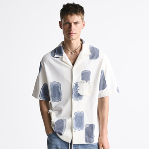 Chemise noire à manches courtes pour homme, ornée de motifs géométriques rétro dans des tons terreux chauds – où l'art moderne rencontre le style quotidien. - Product Image 5