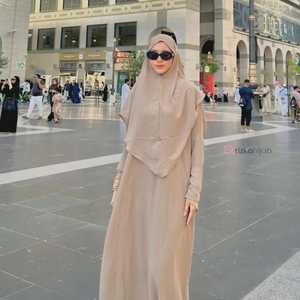 Abaya longue Zamzam Industriumrah Hijab beige à manches longues et col montant, robe modeste unie en rayonne légère et respirante, coupe ample - Product Image 1