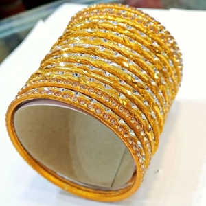 Ensemble de bracelets noirs ornés de perles dorées avec un motif diamanté pour femmes - Product Image 1