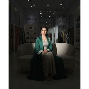 Ensemble de robe formelle pakistanaise en deux pièces |   Abaya verte avec robe intérieure beige |   Tendances par CP - Product Image 1