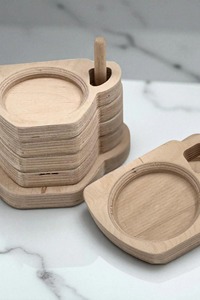 Sous-verres en bois faits à la main au design antique moderne avec des détails complexes pour une touche rustique et élégante sur la table - Product Image 5