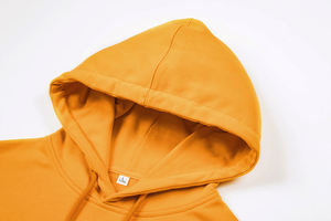 เสื้อฮู้ดผู้ชายสีเบจ ทรงปกติ ผ้าฟลีซโพลีเอสเตอร์ มีกระเป๋าหน้า เหมาะสำหรับฤดูหนาว สไตล์สตรีทแวร์ ระบายอากาศได้ดี - Product Image 2