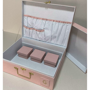 Coffret de rangement en tissu de lin vert sauge avec loquet doré, poignée avant et accents lettrés pour une décoration de rangement charmante et personnalisée - Product Image 5