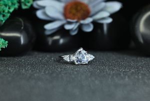 Anillo de Compromiso de Moissanita en Forma de Corazón a Precio de Fábrica, Anillo de Boda de Plata 925 con 3 Piedras y Baño de Rodio para Mujer - Product Image 2