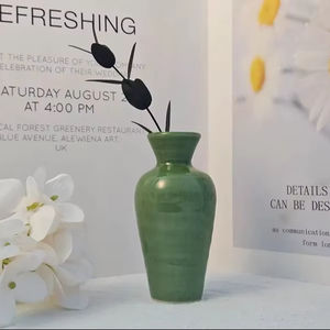 แจกันดอกไม้เซรามิกดีไซน์โค้งมน เรียบหรู พร้อมเคลือบสีเขียวเข้ม เหมาะสำหรับตกแต่งบ้านและจัดวางเป็นของประดับกลางโต๊ะ - Product Image 1