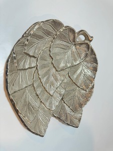 Bandeja Decorativa de Hoja de Ginkgo Biloba en Aluminio Dorado, Plato de Metal Texturizado Vintage para Joyas, Anillos y Objetos Pequeños, Centro de Mesa - Product Image 3