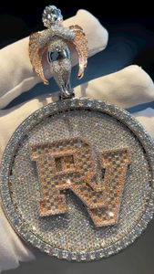 Colgante con inicial RV estilo Iced Out, chapado en rodio sobre plata, con diamante de moissanita VVS, medallón redondo, ala de ángel, amuleto Hip Hop, regalo - Product Image 4
