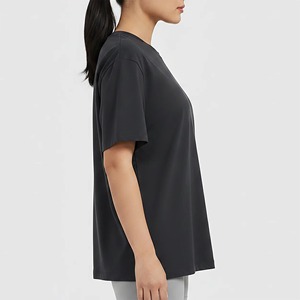 เสื้อยืดผู้หญิง OEM หนัก 300gsm ผ้าฝ้าย 100% พิมพ์ลายสกรีนพัฟฟ์ตามสั่ง ทรงปกติ ใส่สบาย ระบายอากาศได้ดี เป็นมิตรกับสิ่งแวดล้อม เหมาะสำหรับฤดูร้อน - Product Image 2