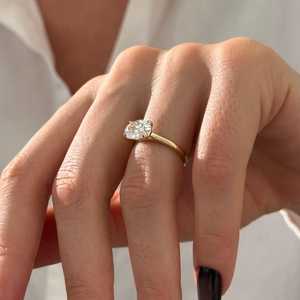 Anillo Solitario de Diamante Cultivado en Laboratorio de 2 Quilates, Corte Ovalado, E VVS2, Oro Amarillo de 14k, Anillo de Compromiso con Certificación IGI - Product Image 5