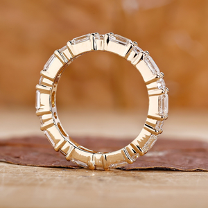 Bague d'éternité en moissanite taille émeraude, certifiée IGI, en or 14 carats, empilable, pour mariage et anniversaire - Product Image 4