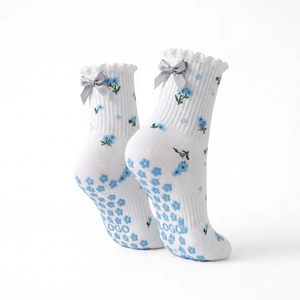Chaussettes en coton tricoté antidérapantes style classique avec logo personnalisé pour femmes et jeunes, idéales pour le yoga, la maison et le fitness - Product Image 1