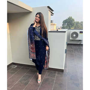 Tenue de soirée en velours pour femme de créateur avec bas et dupatta - Product Image 6