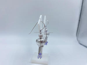 Boucles d'oreilles minimalistes en argent Collection simple et chic Boucles d'oreilles en argent blanc de style vintage pour femmes disponibles au meilleur prix - Product Image 2