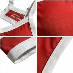 Ensemble de bikini rouge North Aposach avec bordure contrastée blanche, haut triangle à col en V profond et bas string, maillot de bain pour femme - Product Image 4