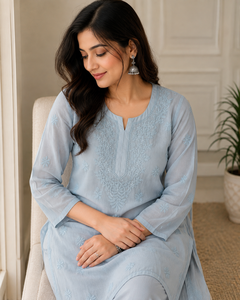 Kurta Recta de Georgette Azul Polvo con Bordado Chikankari Hecho a Mano, Compre Directamente del Proveedor - Product Image 4