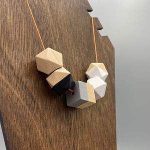 Collier en bois de conception éthique fait à la main pour femmes, artisanat en bambou et en bois - Product Image 3