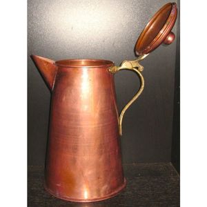 Carafe à eau en cuivre artisanale de qualité supérieure pour la cuisine, la table à manger et les applications de stockage d'eau traditionnelles - Product Image 1