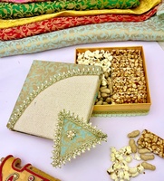 Coffret en brocart riche et élégant, accompagné d'un haut de gamme triangulaire décoré, coffret cadeau orné de perles et de motifs traditionnels, paniers de mariage.