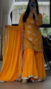 Ensemble Sharara en crêpe naturel avec broderie de sequins de 5 mm et dupatta à bordure en dentelle fantaisie, tenue de fête ethnique entièrement cousue - Product Image 3