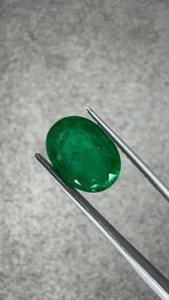 Émeraude naturelle zambienne de 4,06 ct, taille ovale, pierre précieuse non montée |   Pierre précieuse vert foncé |   Certifié GIA |   Qualité de bijoux haut de gamme - Product Image 4