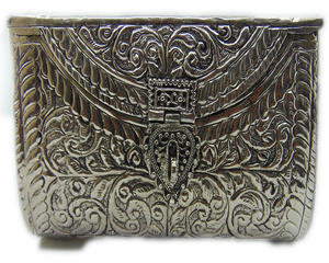 Cartera de mano de metal para mujer con grabado a mano en latón y caja plateada - Product Image 1