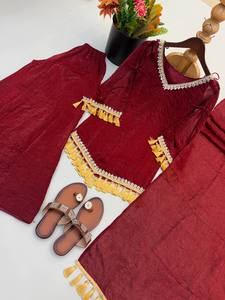 Conjunto indio-pakistaní color borgoña con bordados, borlas, hombros descubiertos, top Anarkali, pantalones de pierna ancha y dupatta para fiestas y bodas - Product Image 5