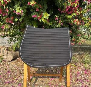 Tapis de selle matelassé personnalisé pour chevaux, couverture d'équitation rembourrée, fabricant OEM - Product Image 3