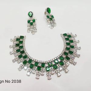 Parure de bijoux de luxe plaqué argent avec strass verts classiques pour femmes, collier et boucles d'oreilles, idéale pour mariages, fêtes et soirées - Product Image 1