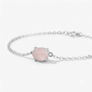 Rhaya Jewels Pulsera de eslabones de plata de ley chapada en rodio con cuarzo rosa de corte ovalado clásico solitario y engaste de puntas - Product Image 2