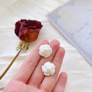 Petites boucles d'oreilles de luxe en fleurs de camélia blanches fraîches, bijoux en perles d'eau douce naturelles - Product Image 1