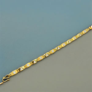 Bracelet élégant en or 22 carats avec motif taillé diamant, finition premium, idéal pour un usage quotidien et pour les soirées. - Product Image 3