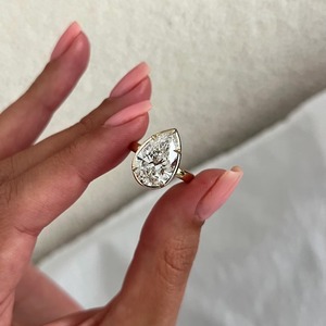 Bague de fiançailles et de mariage solitaire à profil bas en or jaune 14k/18k, sertie de diamants de laboratoire taille poire, design tendance - Product Image 1