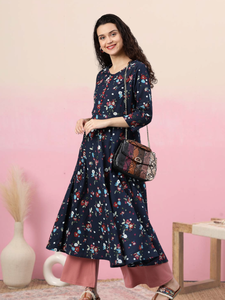 ชุดคุर्ตาอานาร์กาลีผ้าฝ้ายสีน้ำเงินพิมพ์ลายดอกไม้สำหรับผู้หญิง คอทรงกลม แขนสามส่วน ออกแบบมาเพื่อการสวมใส่ลำลองสไตล์ชาติพันธุ์ทั่วโลก - Product Image 4