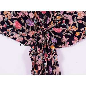 Kaftán Corto Hecho a Mano en India con Estampado Floral, Ecológico, Lavable, Ropa de Dormir Natural, Kimono, Vestido, Cubrebaño Corto para la Playa - Product Image 3