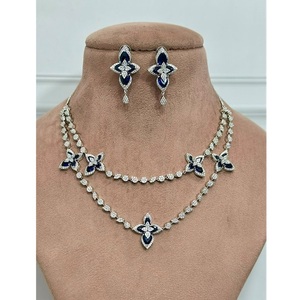 Magnifique ensemble collier et boucles d'oreilles en zircon plaqué argent de qualité supérieure, tendance, pour fiançailles, mariage et occasions spéciales. - Product Image 1