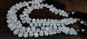 Cuentas de Piedra Lunar Arcoíris Blanca Natural, Forma de Pera, Lisas, Hebras de 8 Pulgadas de Largo - Product Image 2