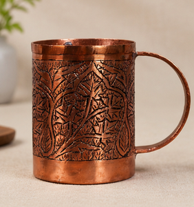 Mug en cuivre gravé à la main avec motif floral, style vintage, écologique, vaisselle pour la maison. Intérieur en cuivre poli brillant. - Product Image 1